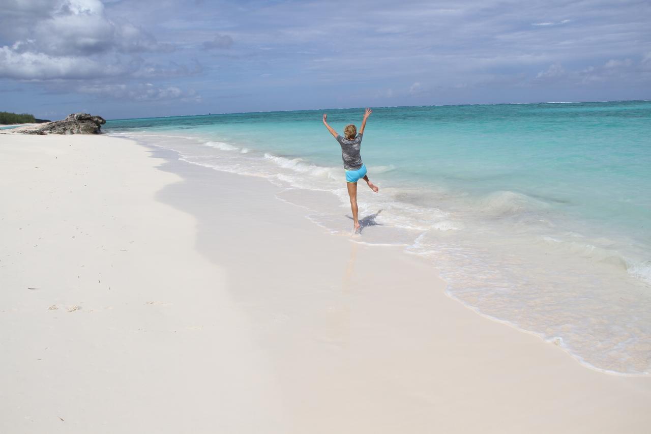 Hollywood Beach Suites Turks And Caicos Whitby Esterno foto