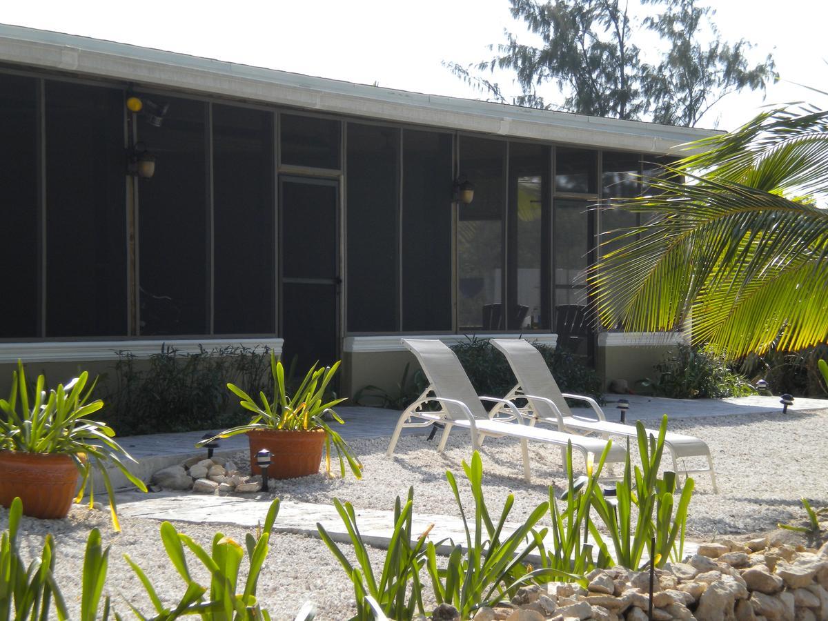 Hollywood Beach Suites Turks And Caicos Whitby Esterno foto