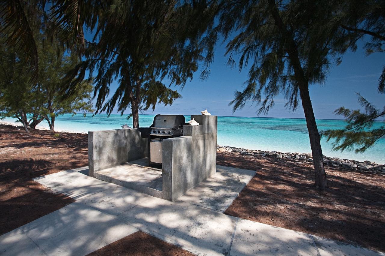 Hollywood Beach Suites Turks And Caicos Whitby Esterno foto